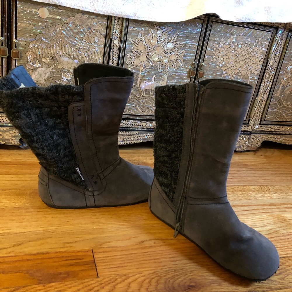 5.5 W WIDE MUK LUKS Women's grey Casey Boots - zipper - vibram outsole - no heel